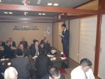 懇親会の司会は伊部理事