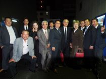 受賞の森さんを囲んで
